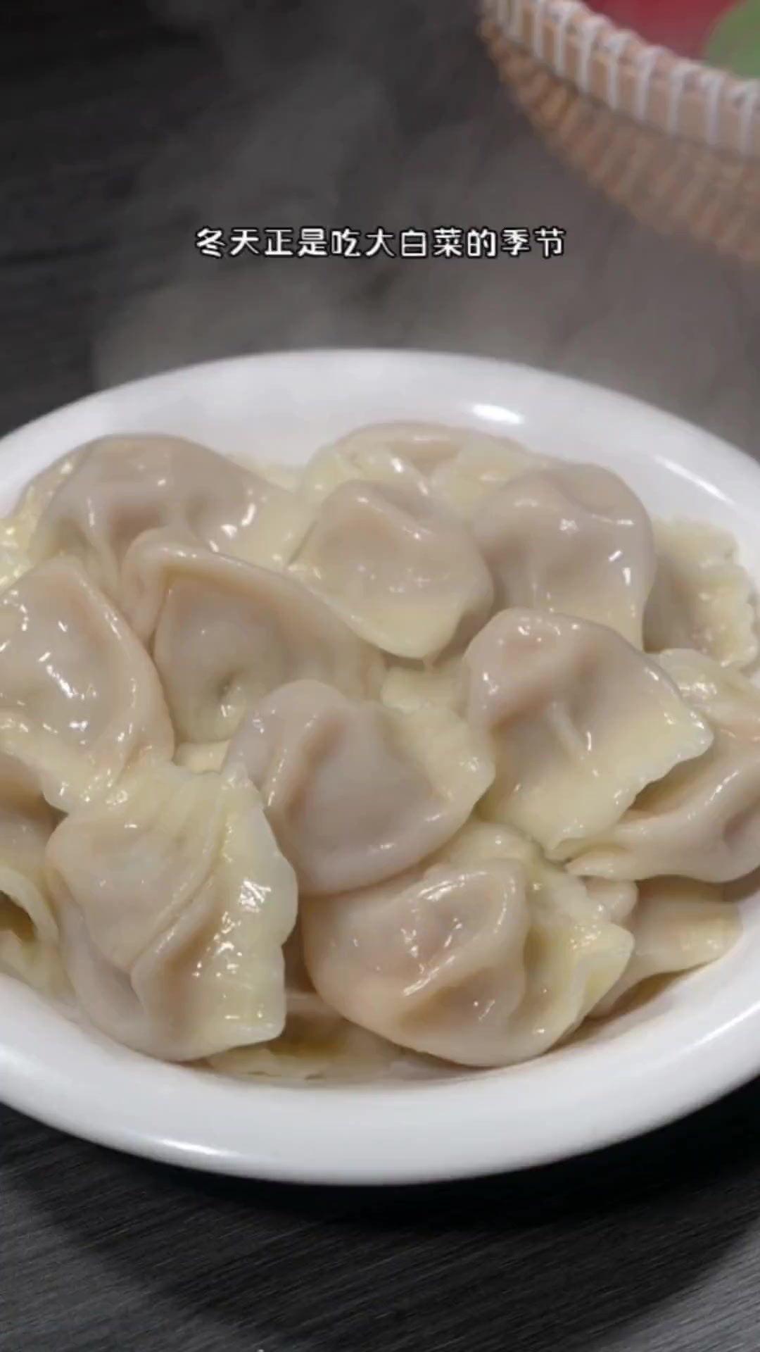 白菜猪肉馅饺子的家常做法，鲜美多汁，特别好吃，喜欢的收藏起来