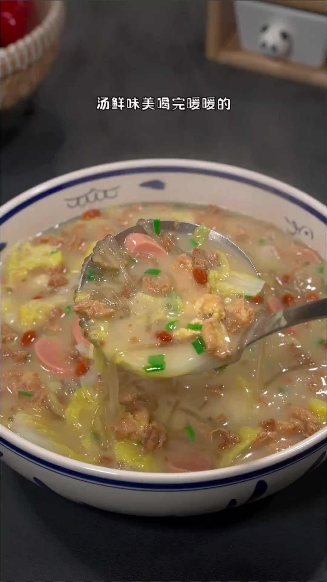 天冷了给家人做一碗香喷喷的烂糊白菜汤，汤鲜味美，喝完暖暖的