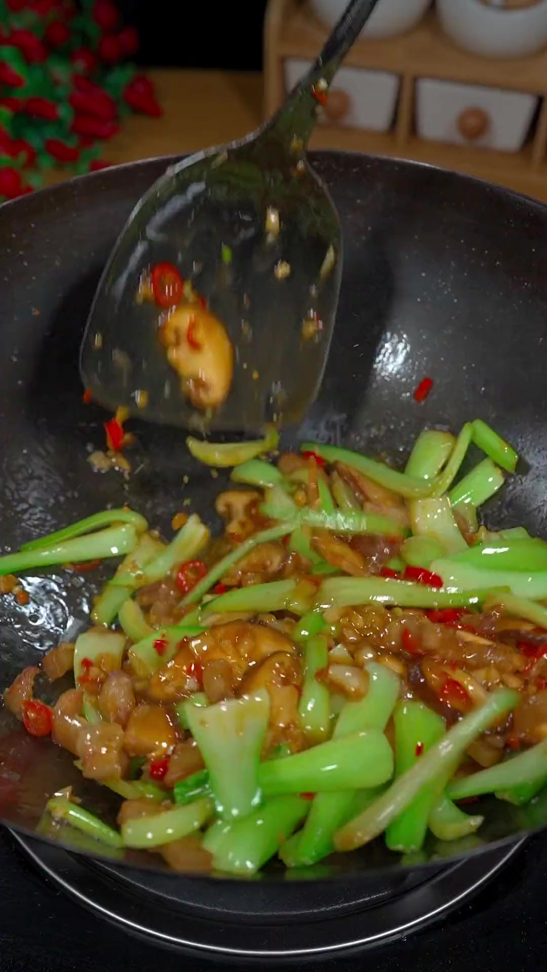 家里没有好菜的时候，可以试试这个，菜梗菜香菇炒五花肉