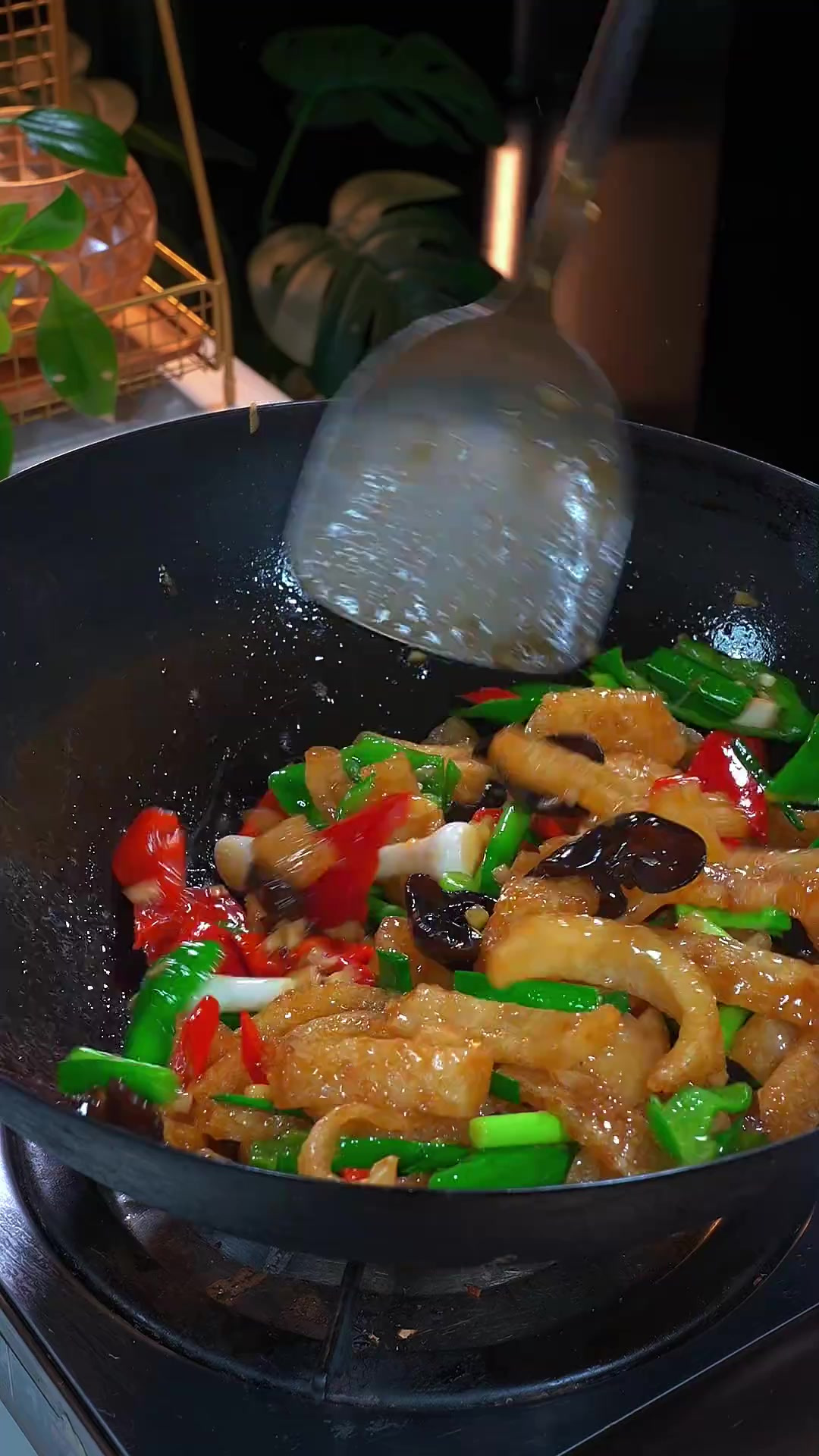 这是我们村里酒席上必备的爆炒猪皮,Q弹的猪皮吸饱了汤汁,特别