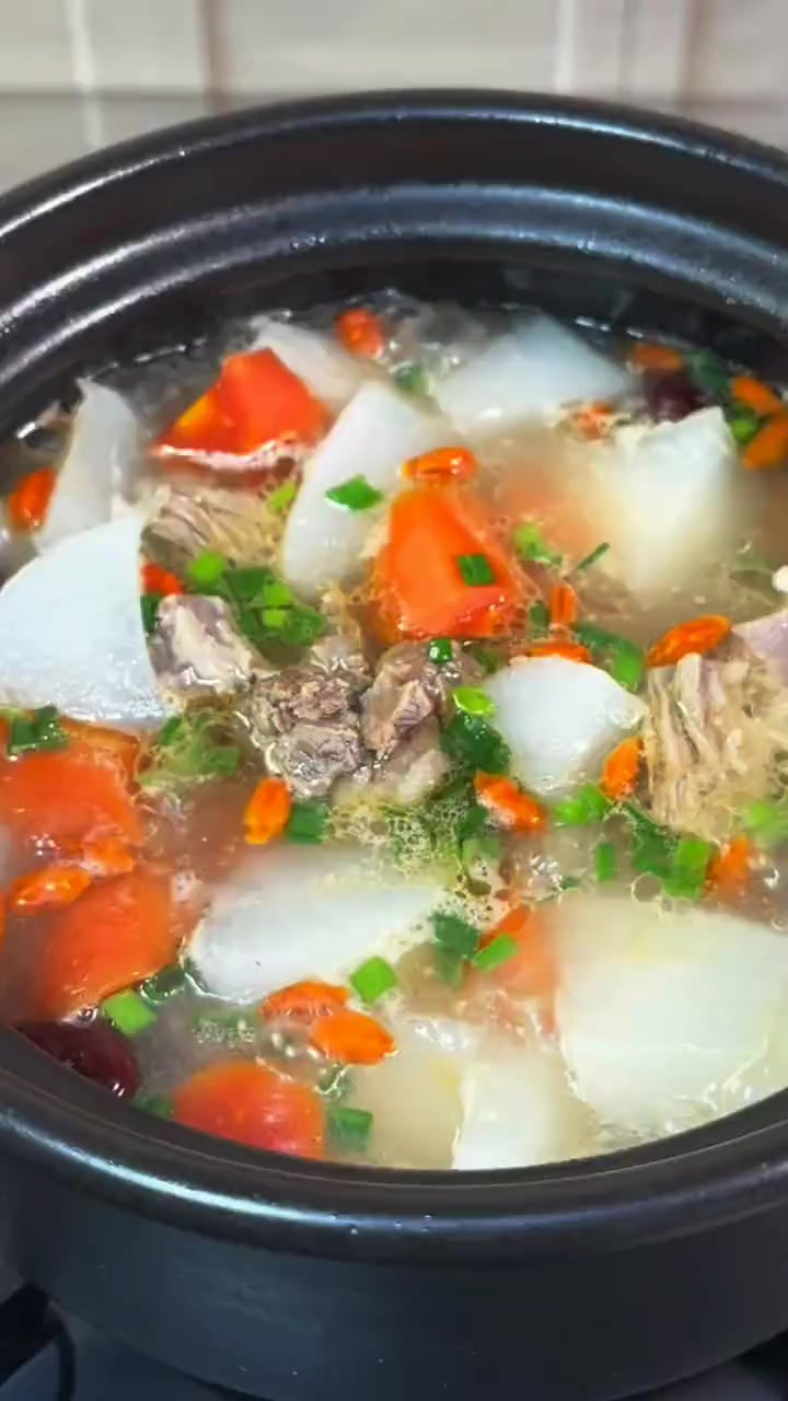 以后想吃萝卜炖牛肉了，你就像我这样做，汤鲜味美，肉质鲜嫩，天