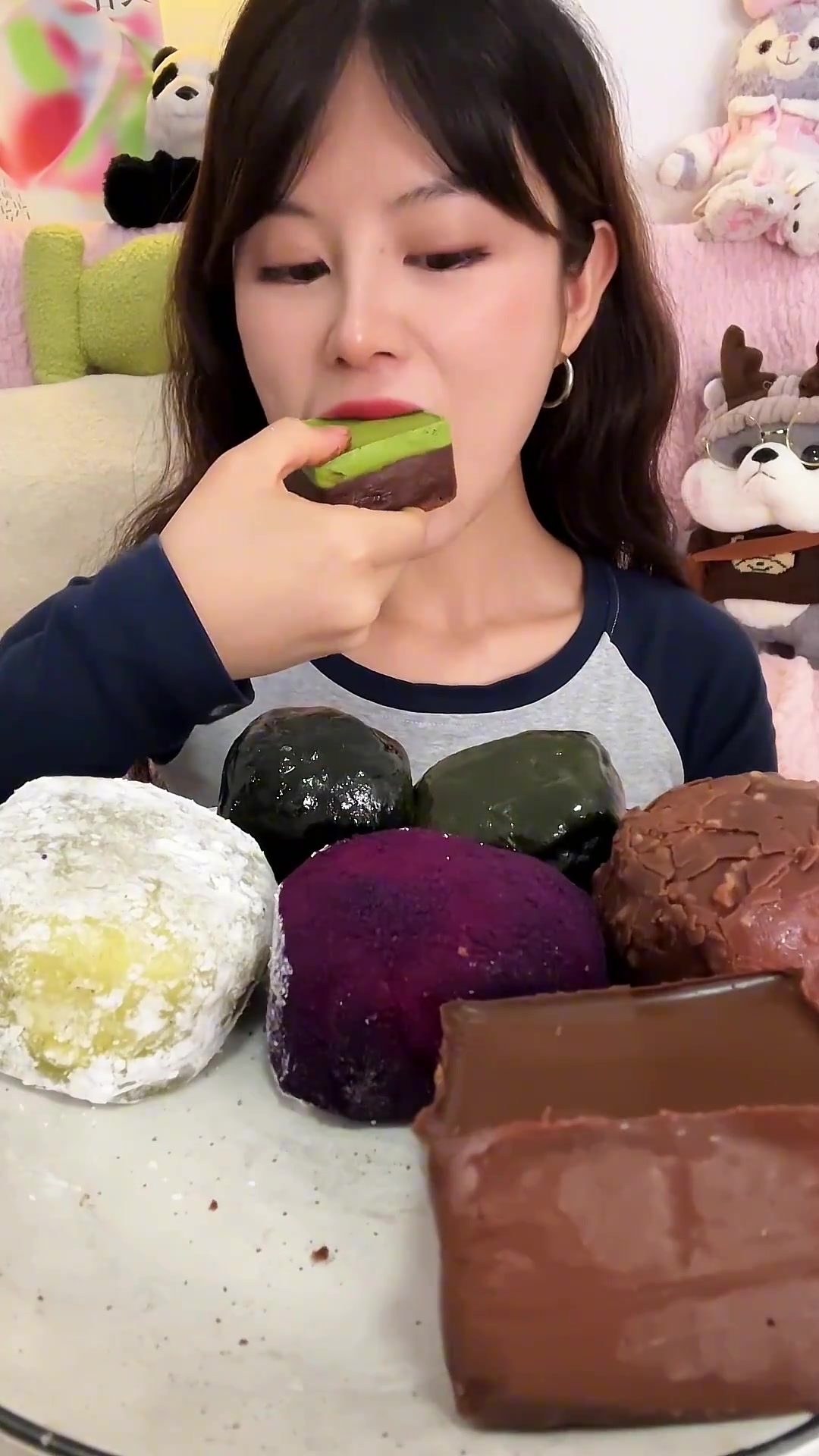 好久不见的糯叽叽甜品局哦 依旧很喜欢饼皮月亮蛋糕,其中混进来两个咸口的糯叽叽哈哈哈哈