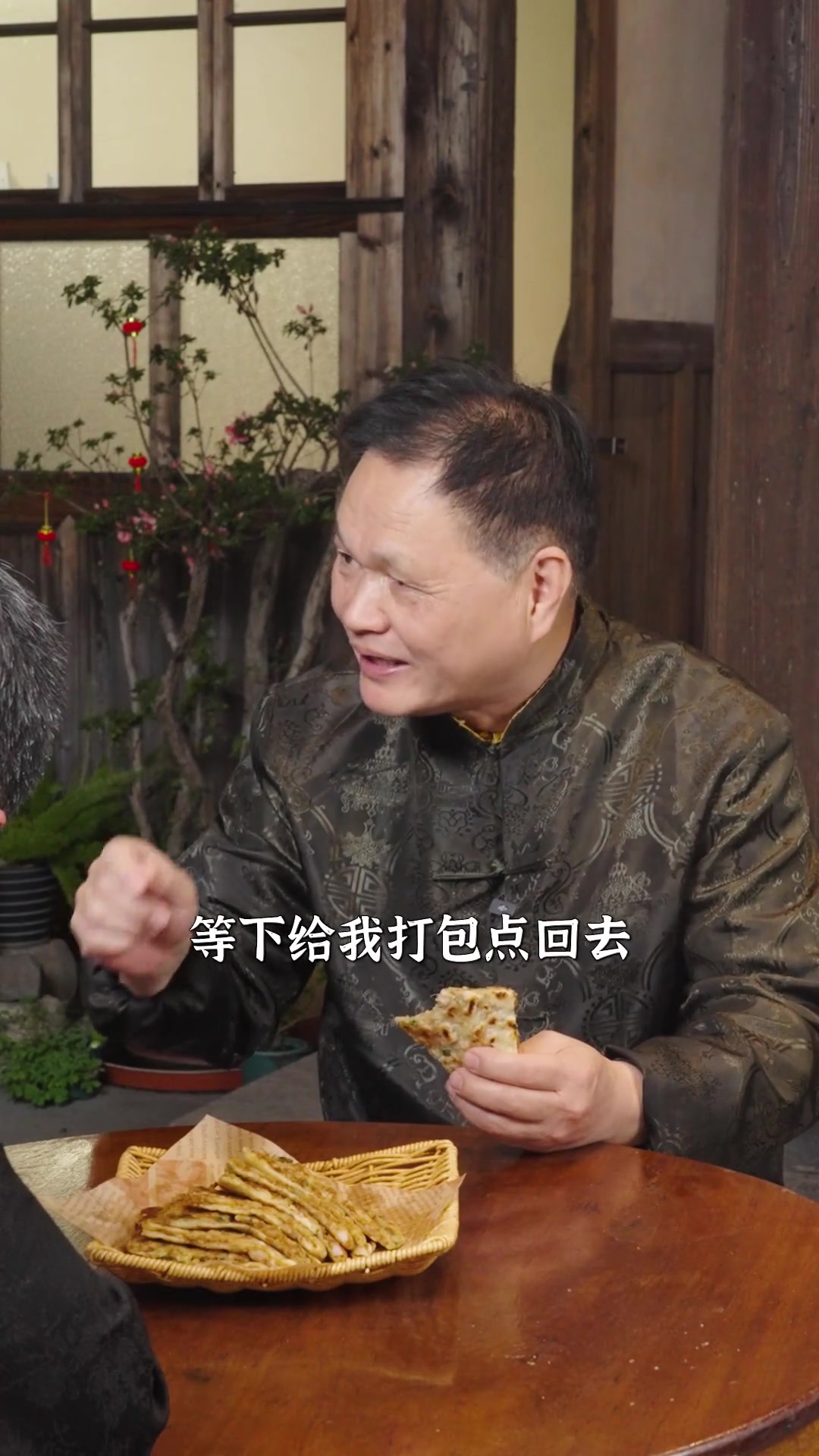 五花肉与葱花揉进面团， 煎至两面金黄~刚出炉的葱花肉饼还冒着热气，咬下去那叫一个香呀！