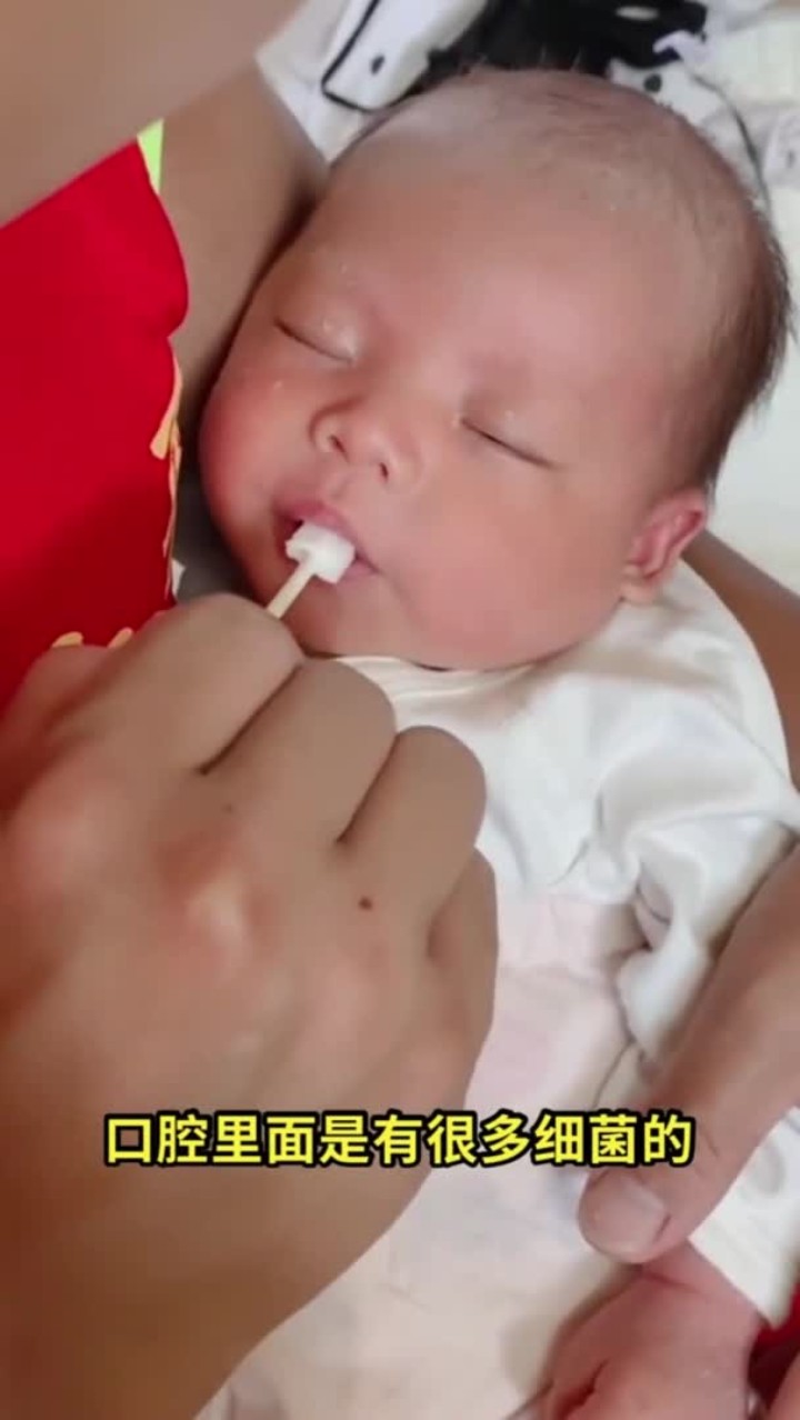 月子里的宝宝就开始清洁口腔科,预防鹅口疮,还可以减少宝宝舌苔白厚有口气的问题