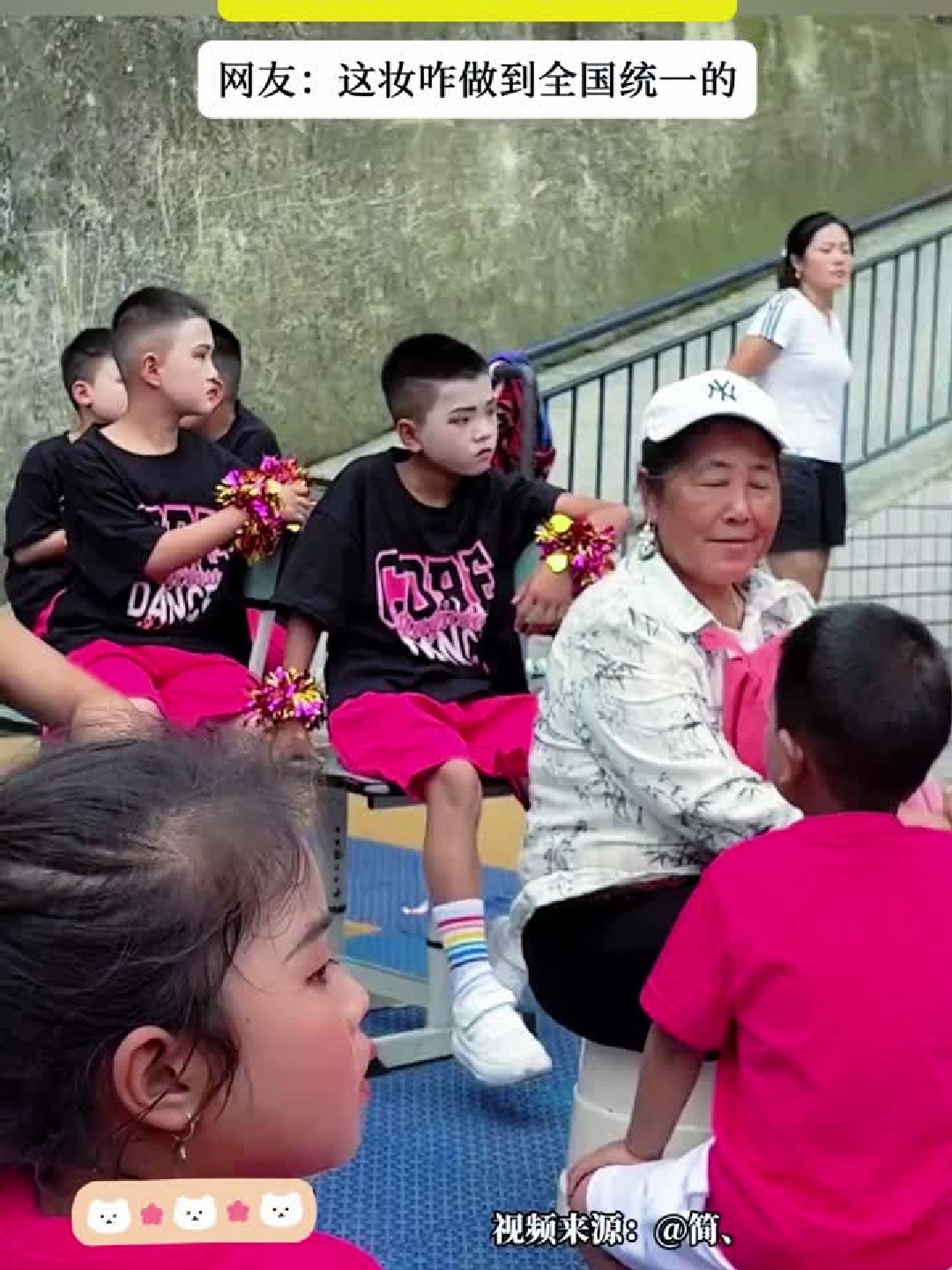 小学生六一表演妆容，每个男孩子脸上都写满了困惑