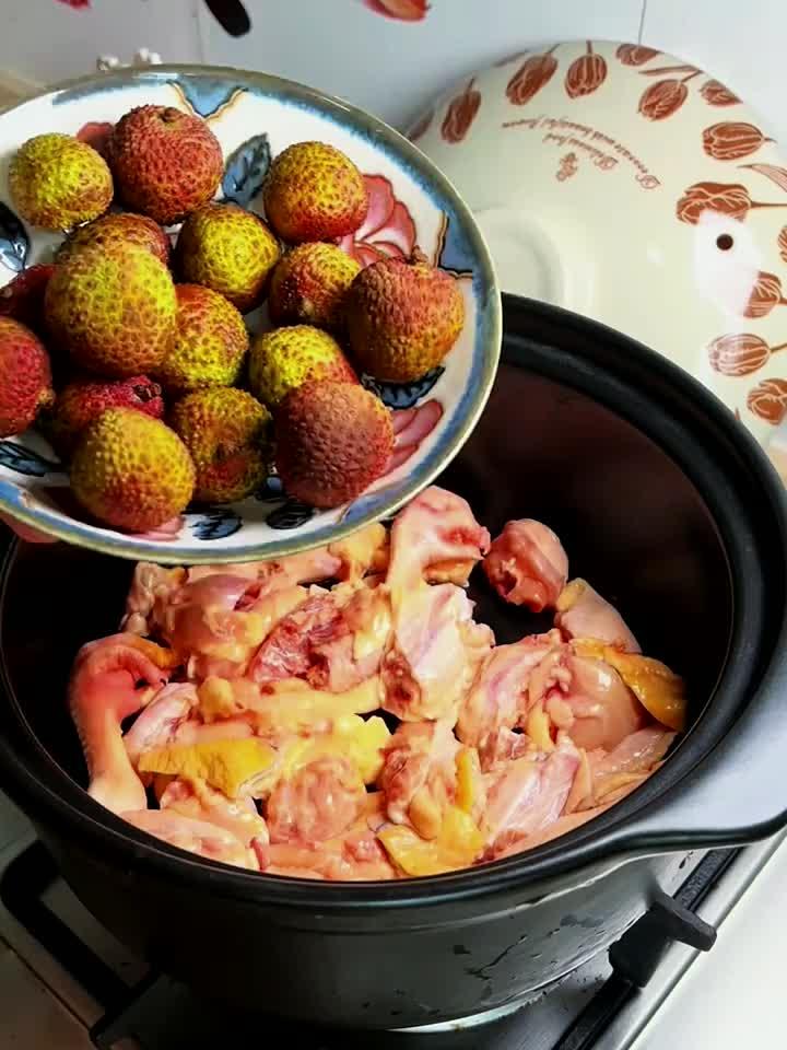 夏日养生汤：荔枝炖鸡汤，清甜滋补不燥热