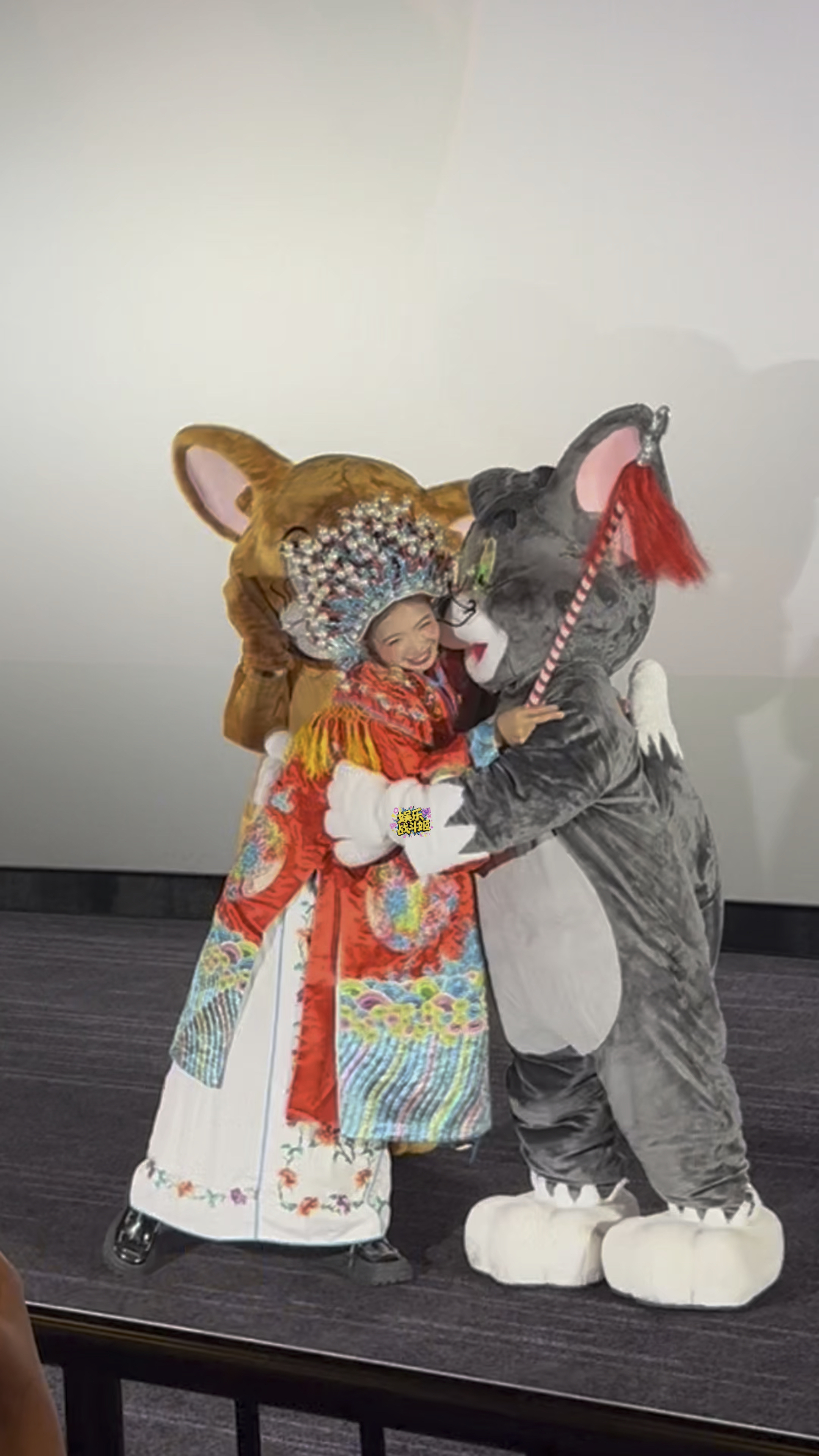 影迷cos簪花白猫耍花枪 汤姆拥抱crush如玉