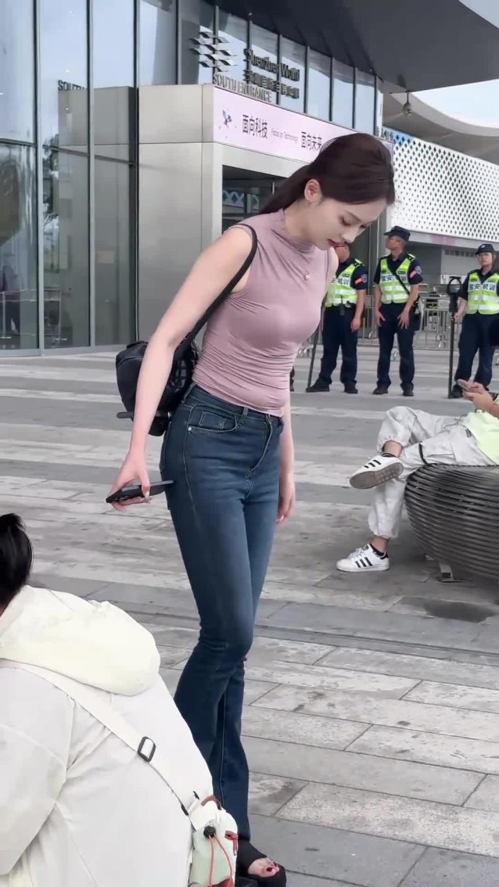 漂亮美女的肚子上也是有赘肉的,肉乎乎的好可爱,再胖点就完美了