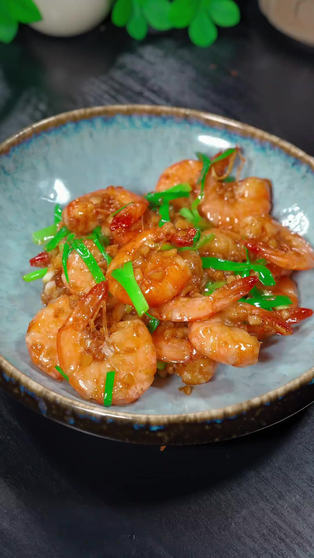 今天教会大家一虾两吃的做法 即能吃肉也能喝汤 家人都喜欢