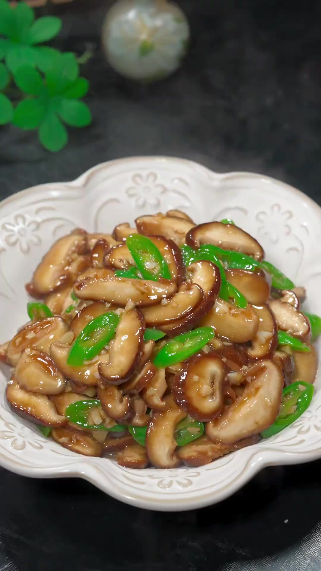 过年大鱼大肉吃油腻了，最适合炒上一个这个素炒蘑菇