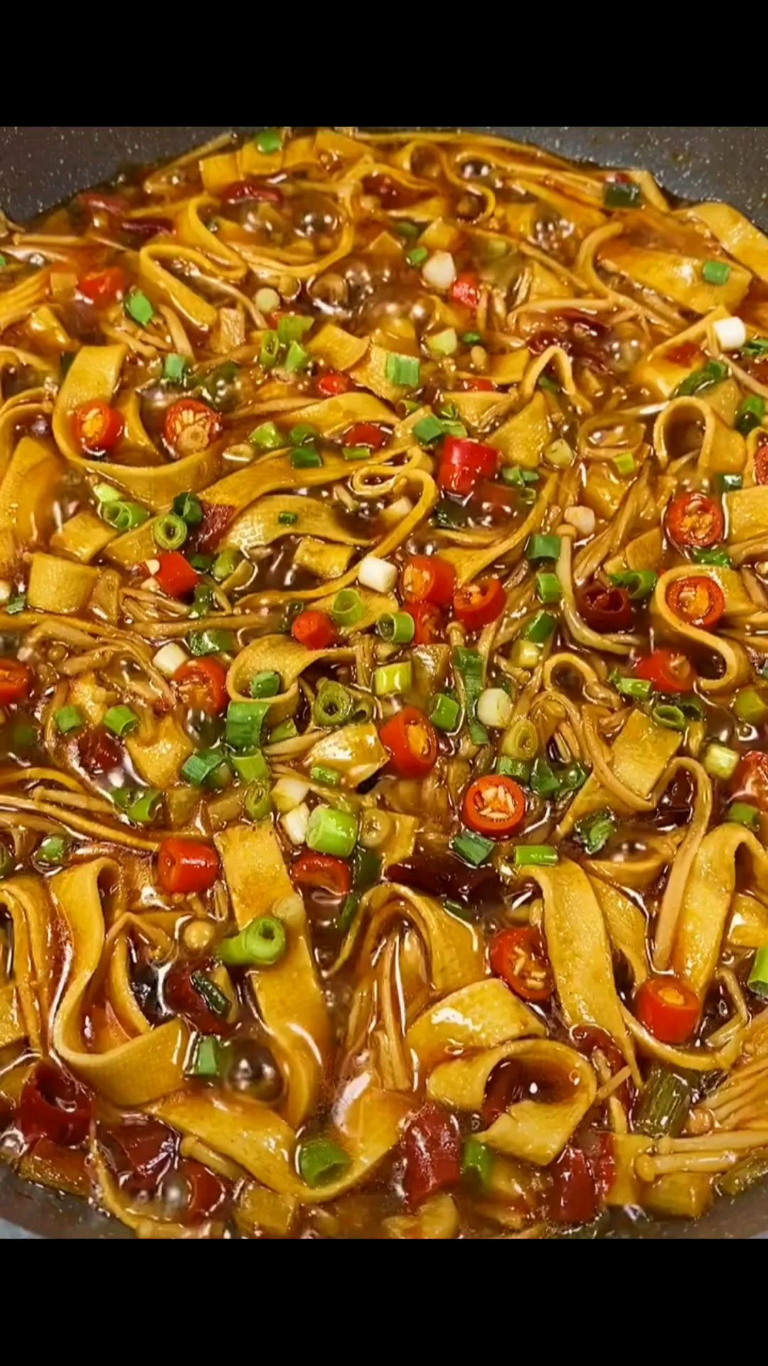 今天介绍一道很家常的下饭菜,五碗米饭都不够吃,比肉还香,很下饭