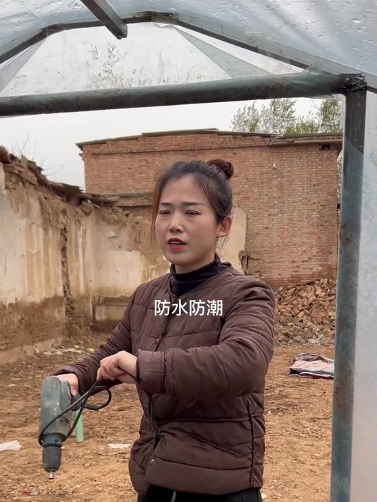 农村小媳妇与婆婆携手搭建蔬菜大棚