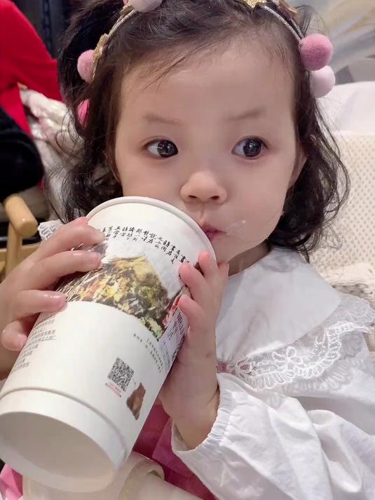果然,女生爱喝奶茶是天生的!
