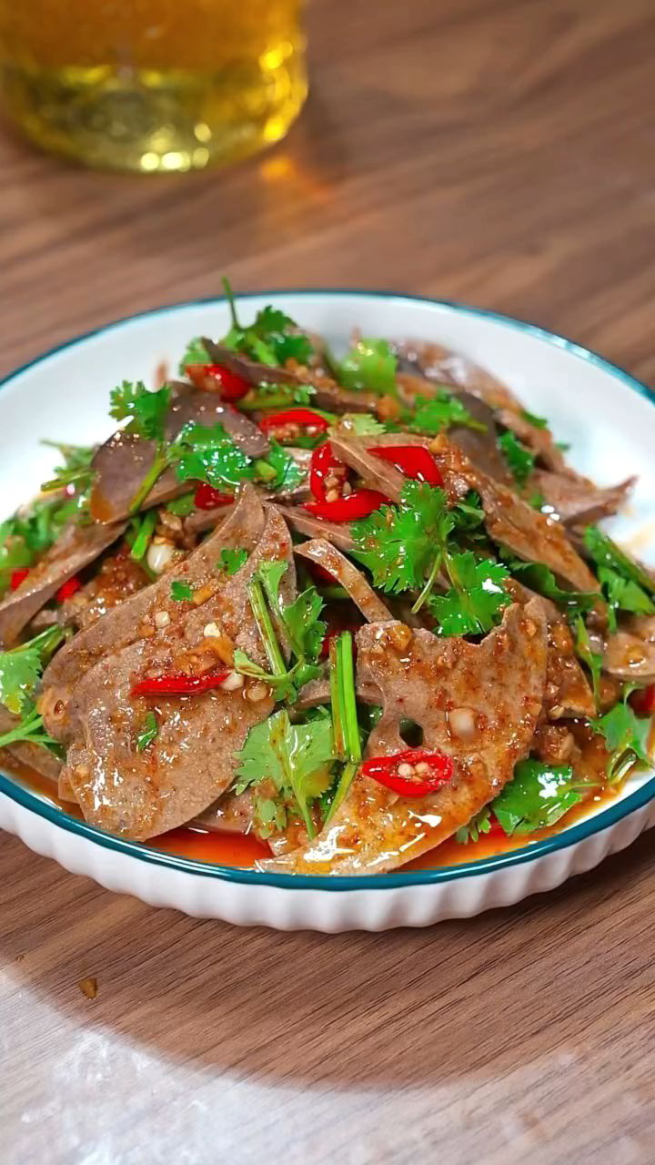今天教大家做这道凉拌猪肝,做法超级简单的,超级美味的#美食#自制美食#凉拌猪肝