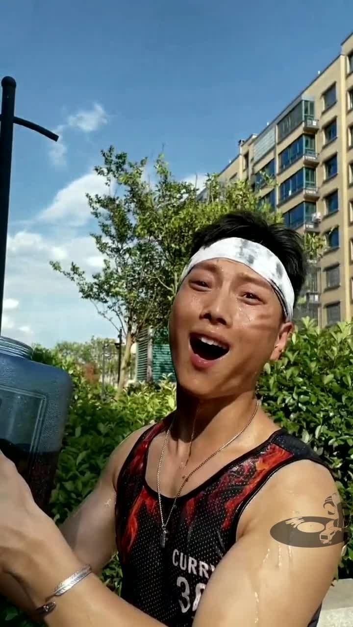天气这么热怎么能少了酸梅汤呢 .