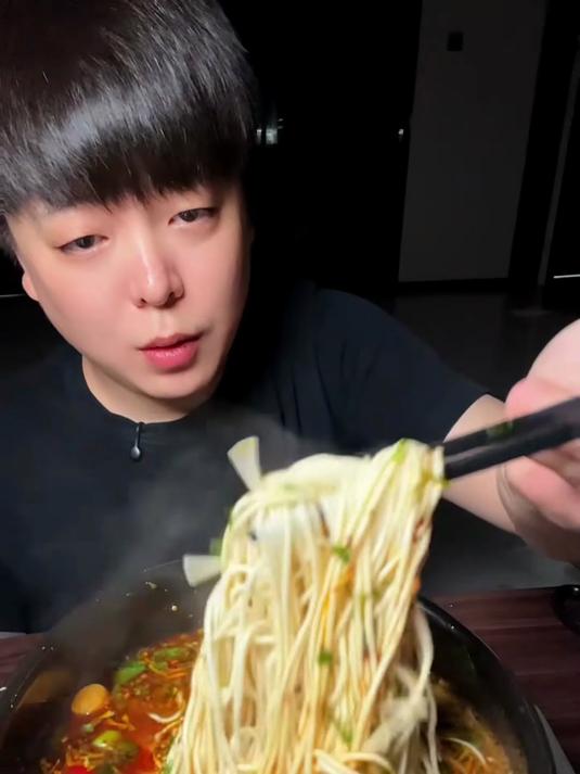 桶装兰州拉面加青菜煮！辣油爆香渗进面里，吸溜一口超够味