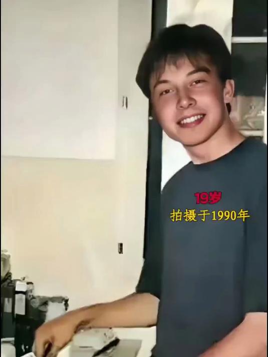 照片拍摄于1990年，19岁的他正在厨房炒菜