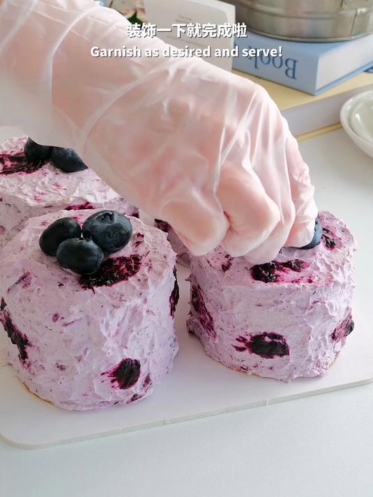 蓝莓奶油蛋糕卷 朋友送了超大果粒的蓝莓做个蓝莓奶油蛋糕卷～