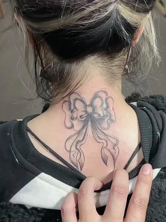 美女脖子上面纹身,难道不疼吗,真是不知道怎么想的