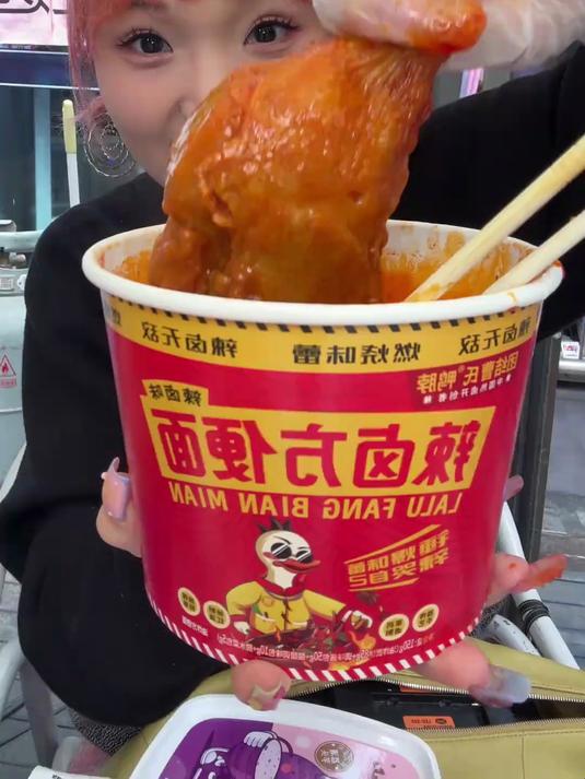 一个人在罗森便利店吃顿下午茶!Get曹氏汤泡大鸡腿!