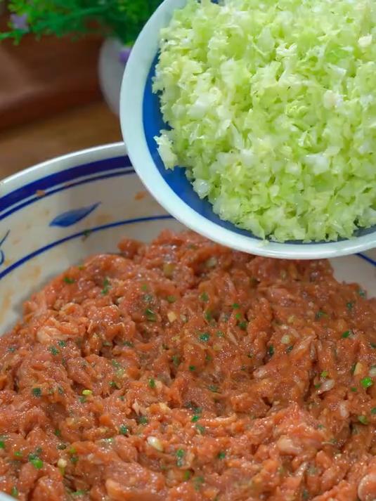 白菜猪肉馅饺子，学会这个调馅方法，饺子鲜嫩多汁，特好的好吃