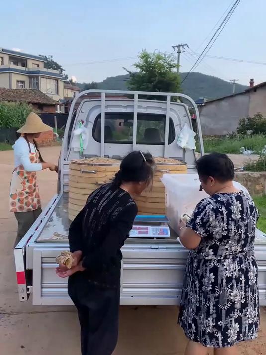 下午做一车包子拉到村里去卖,在路上就卖了一半是什么样的体验