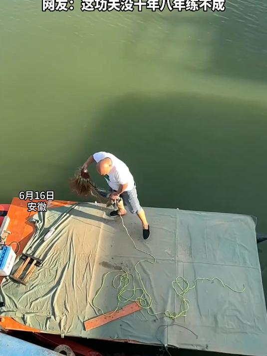 俯视镜头下看大爷撒网，这才是捕鱼高手吧
