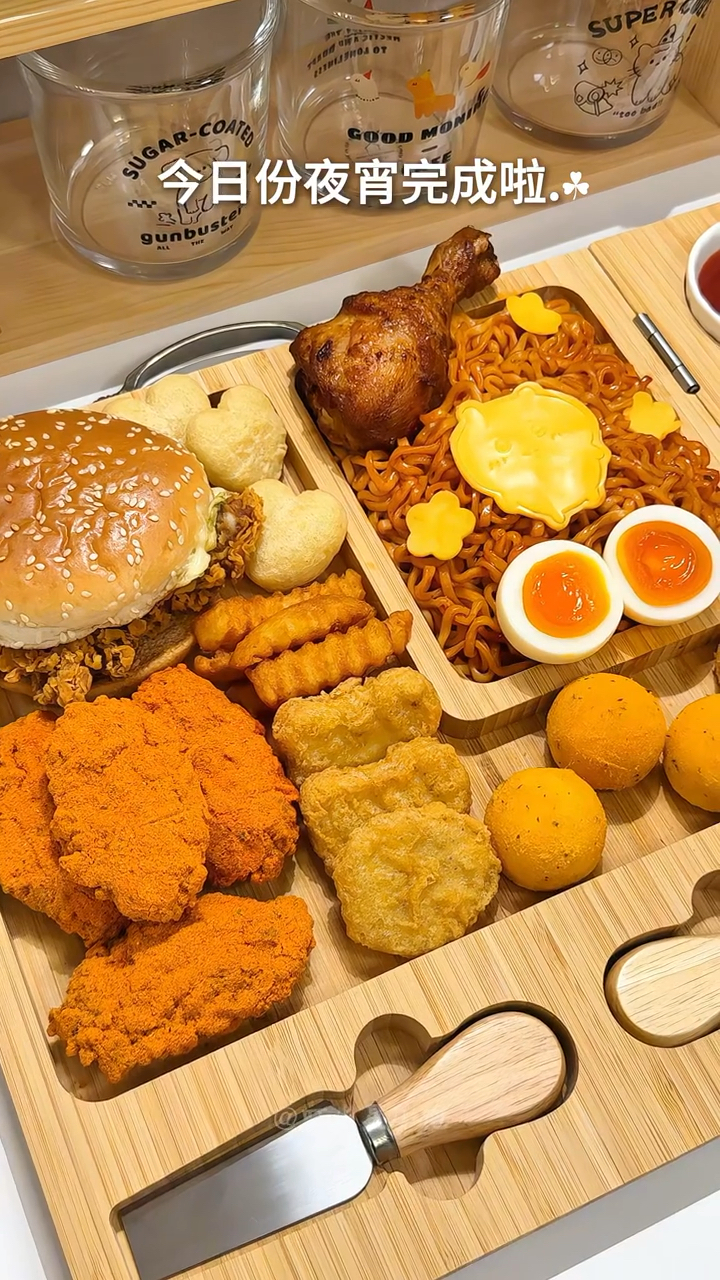 独居女生沉浸式做夜宵美食拼盘