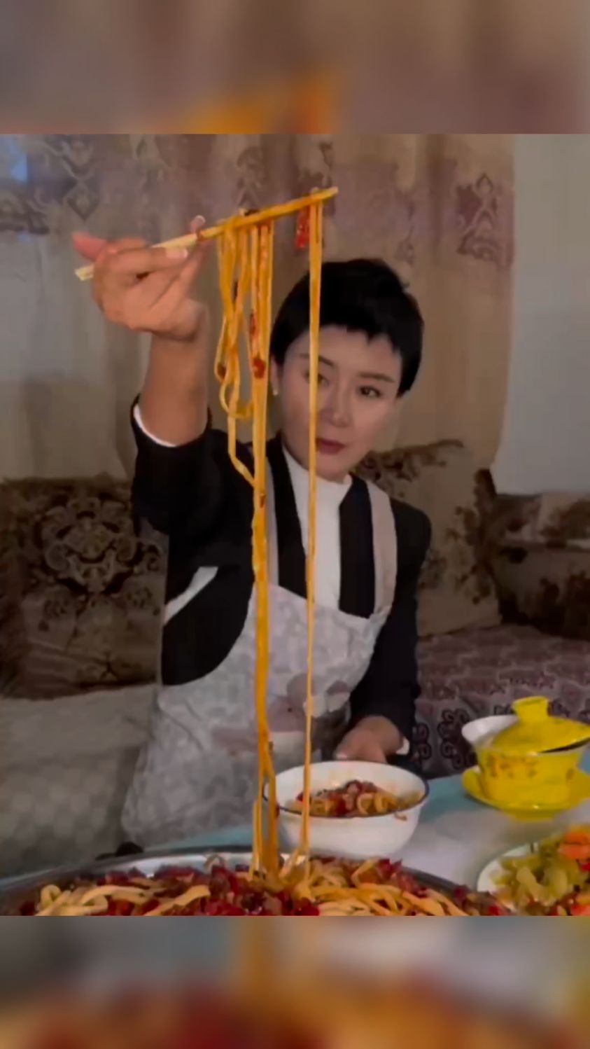 “网红文旅局长”贺娇龙生前做美食，一大盘拌面色香味俱全