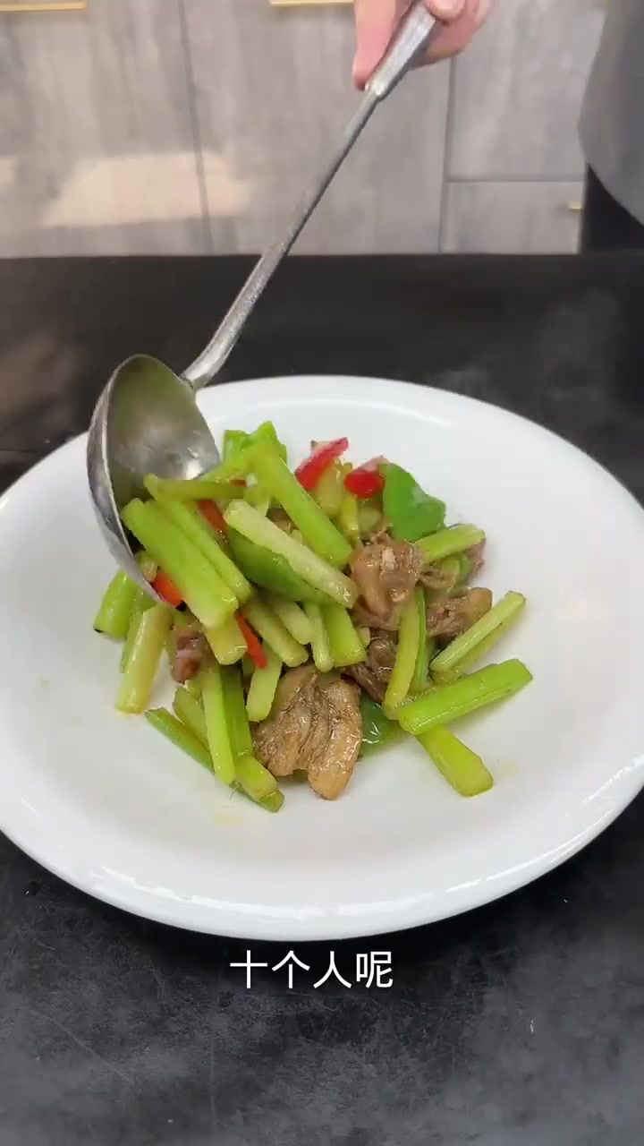 芹菜炒肉这样做,太好吃了!