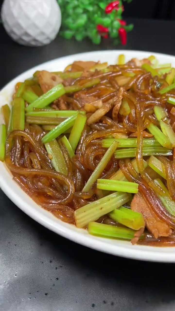 芹菜炒粉条很经典的一道菜,芹菜入味,粉条Q弹不成坨!