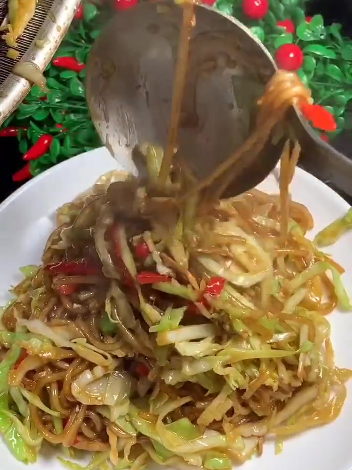 巨简单的家常菜,包菜炒粉丝,这道菜小朋友也会喜欢的!