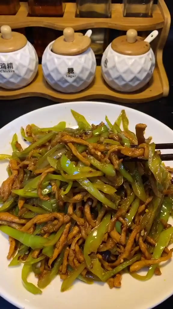 大厨教你尖椒肉丝正确做法，太香了，肉质滑嫩辣味十足！