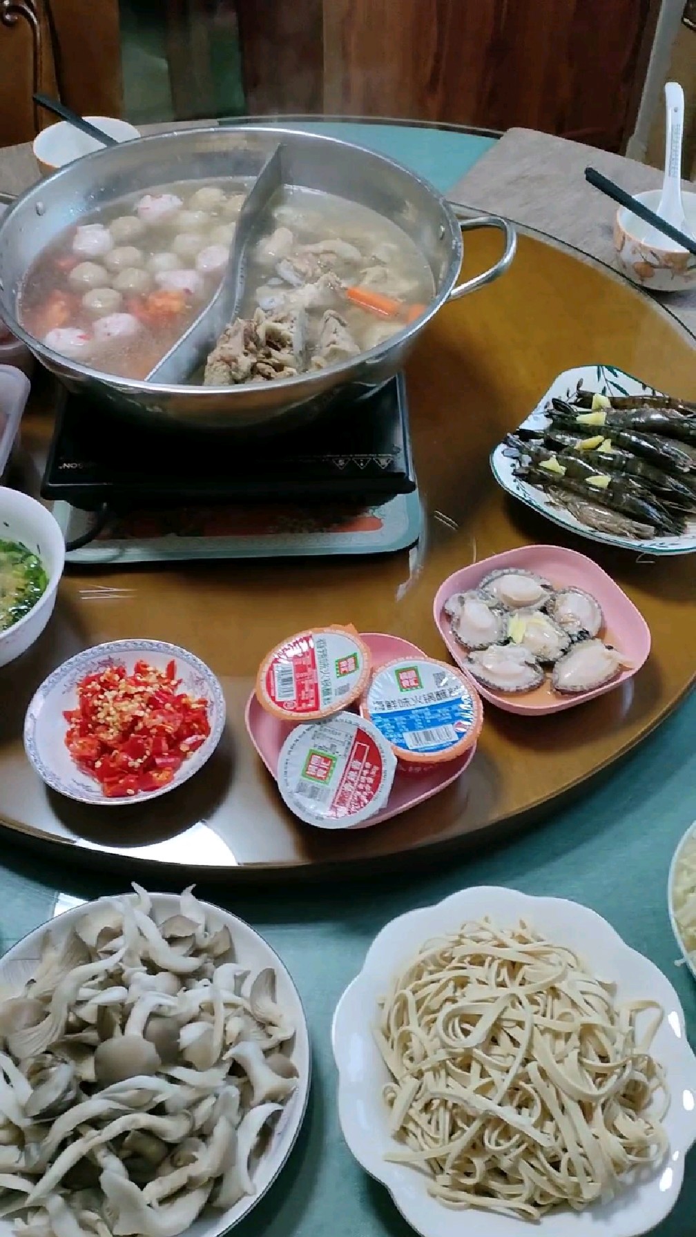 在家中吃火锅,我准备的食材也很丰盛呀,而且很好吃!