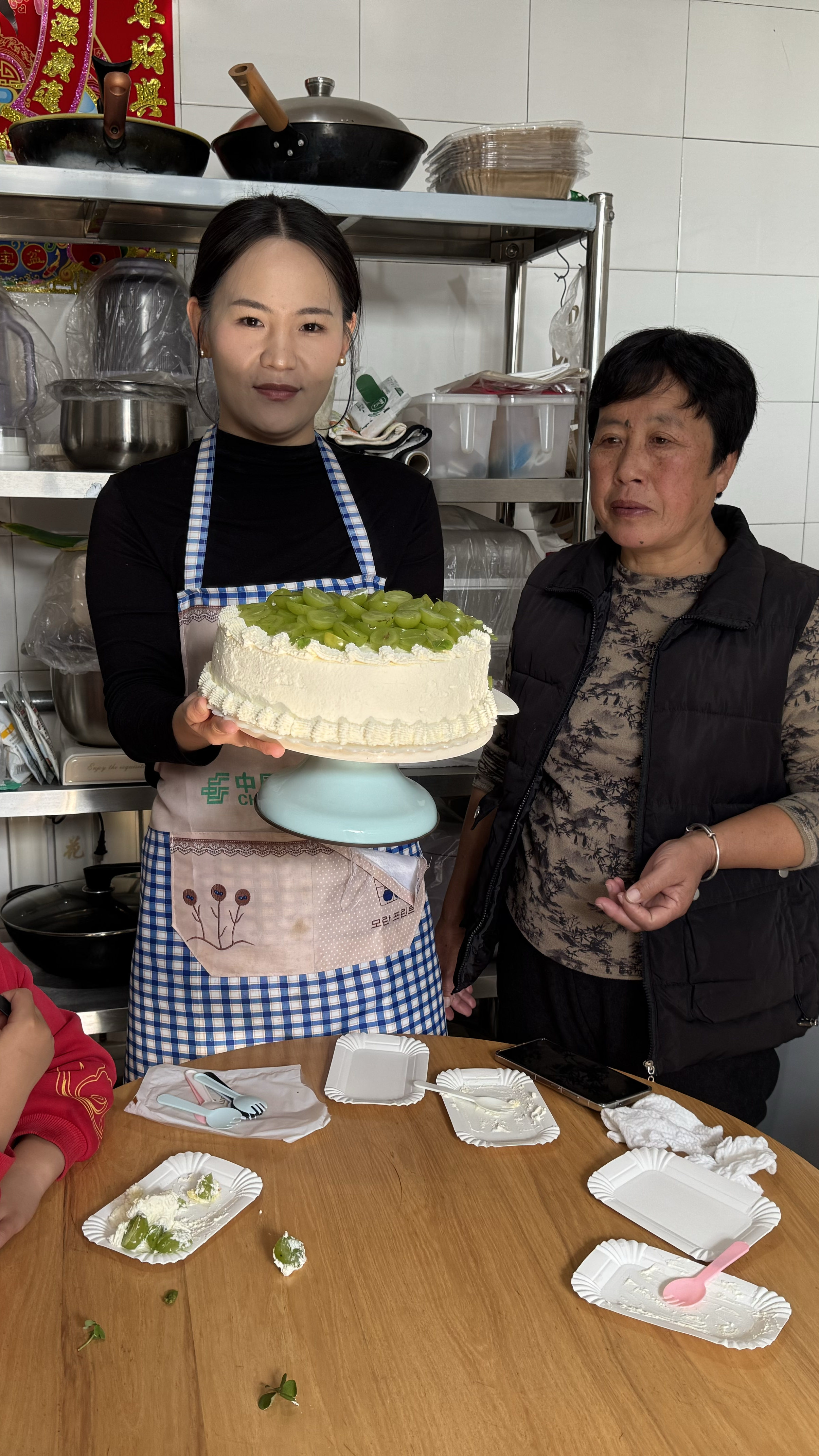 婆婆馋一年蛋糕了，儿媳偷偷做个10寸青提蛋糕，婆婆推开门泪崩了