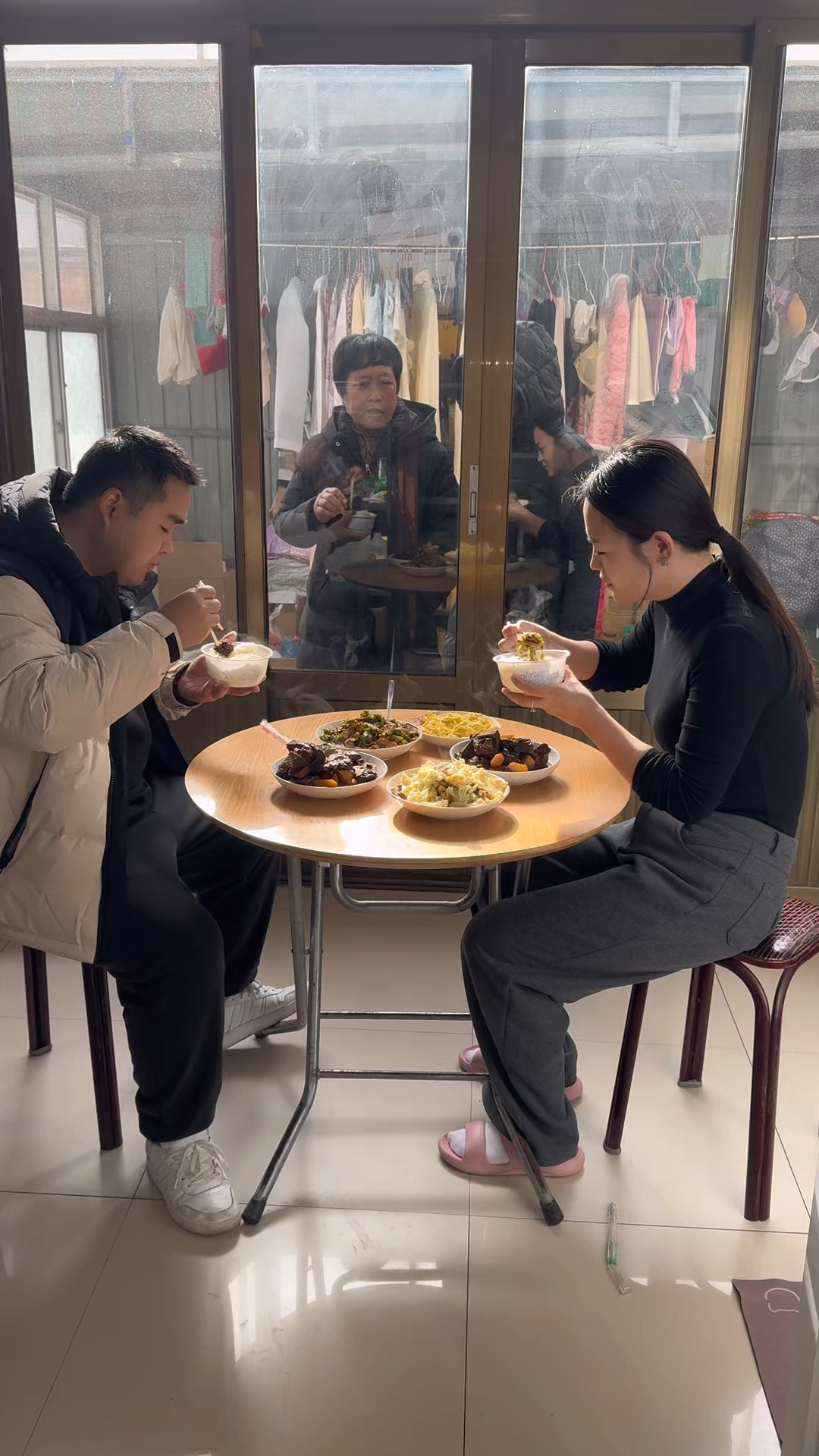 南方朋友来家里做客,大园做一桌好菜,婆婆和三轮的做法逗笑全网