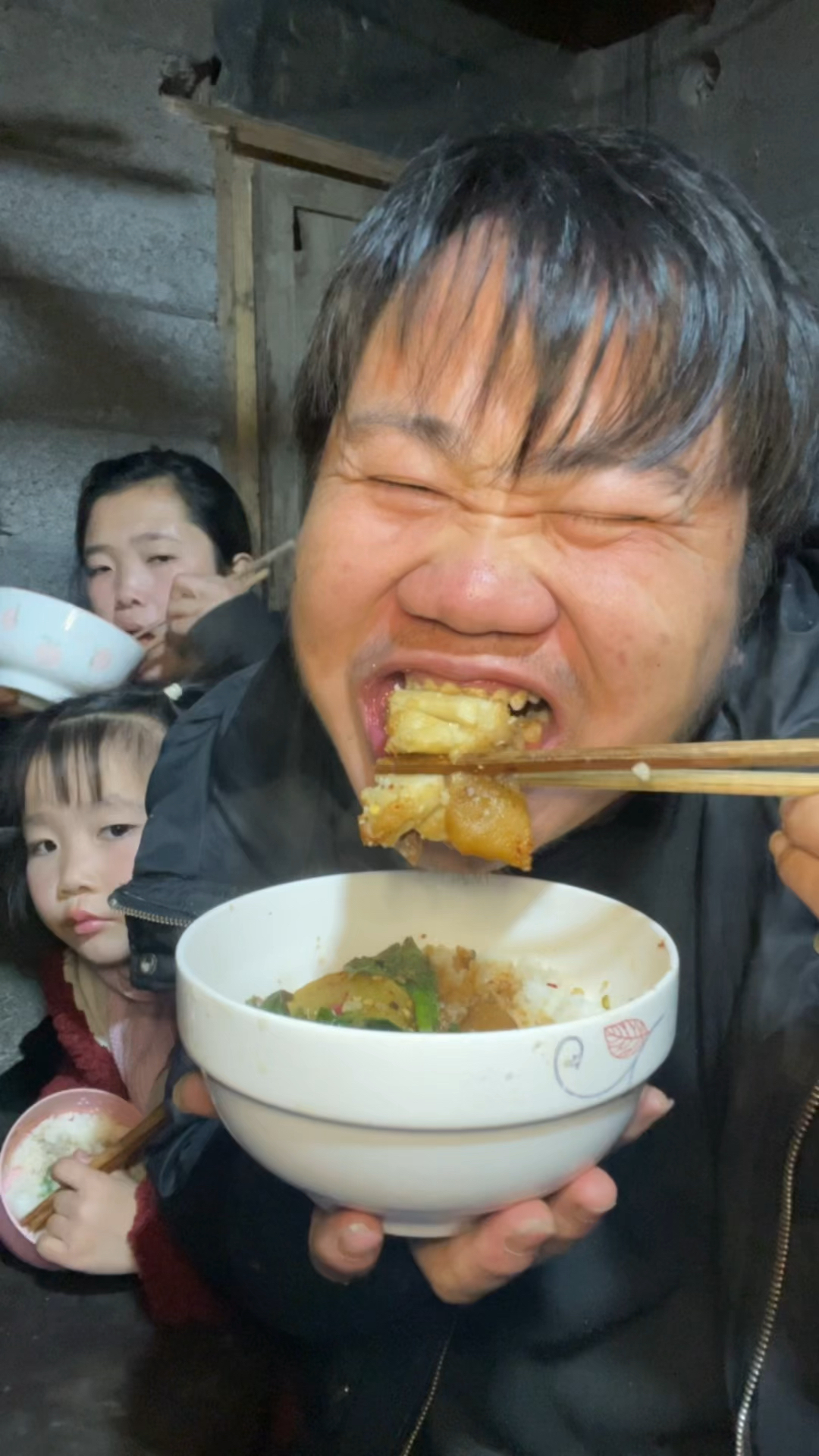 为老婆来菜地里面搬菜白心去煮好料,今天出一个包谷大米饭的教程