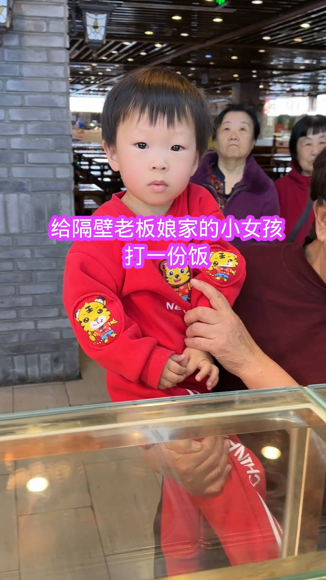 这些饭菜够小女孩儿吃吗
