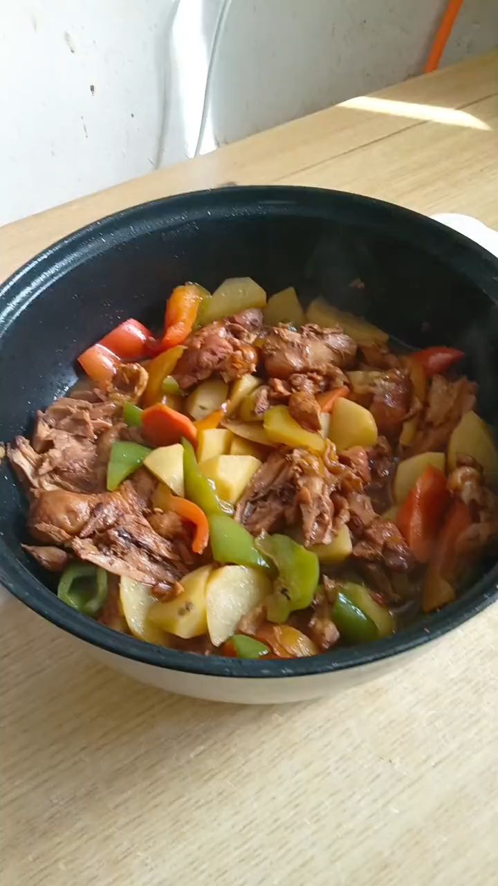 今天在家做个农村家常大盘鸡。