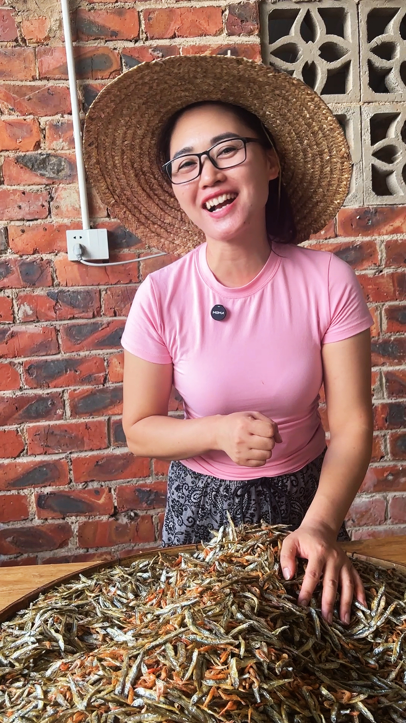 农村这种小鱼小虾,你们吃过吗?炒辣椒太好吃了!
