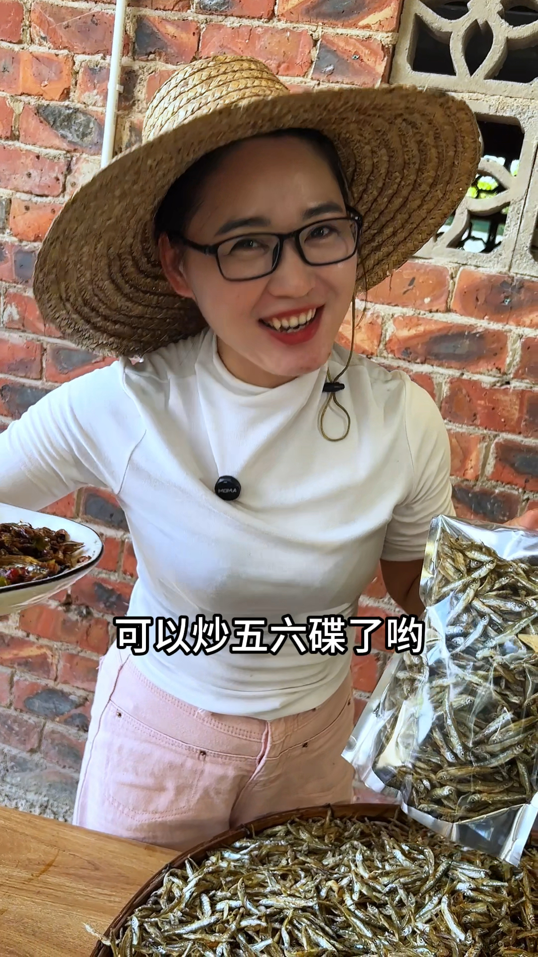农村这种小鱼仔,炒辣椒太好吃了!