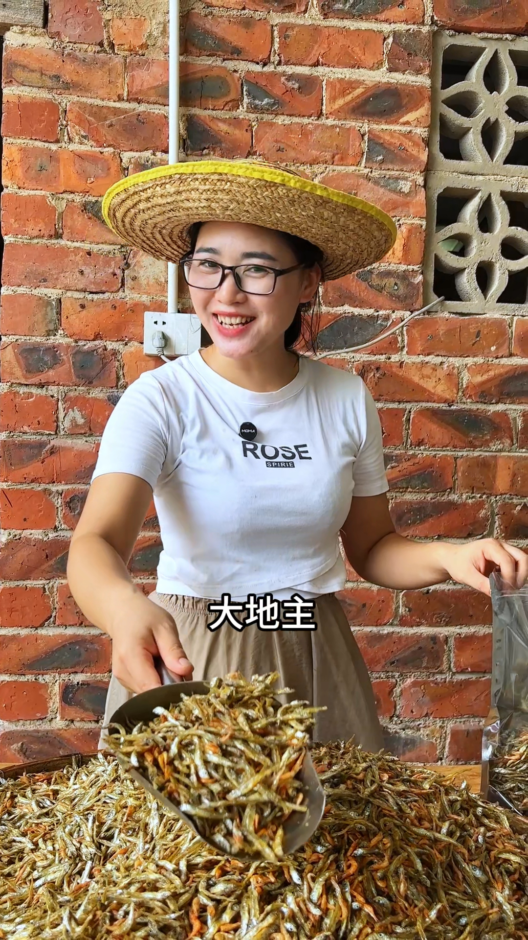 农村这种小鱼小虾，油煎特别香，农村长大的都吃过吧？
