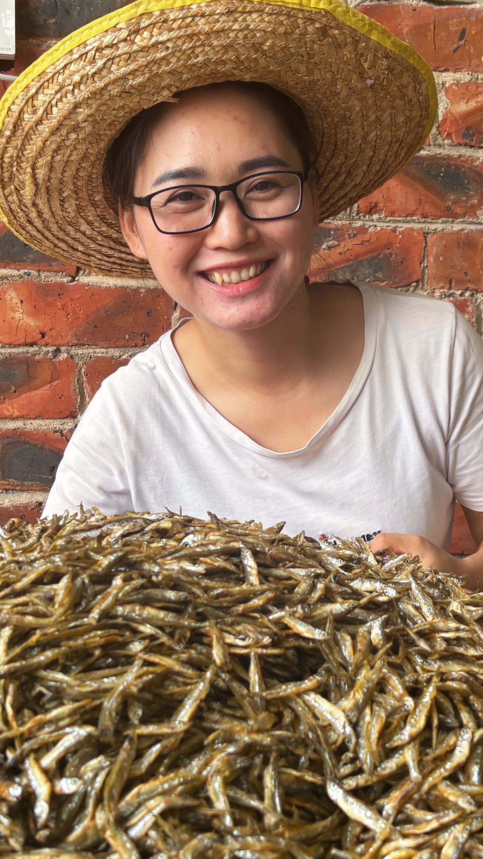 这种野生小河鱼，大家都认识吧？肉肉的很香！
