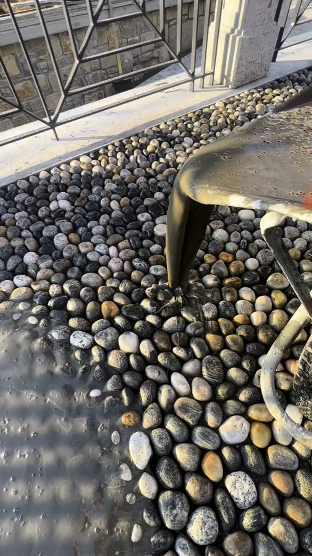 别墅庭院装修改造铺装鹅卵石文化石