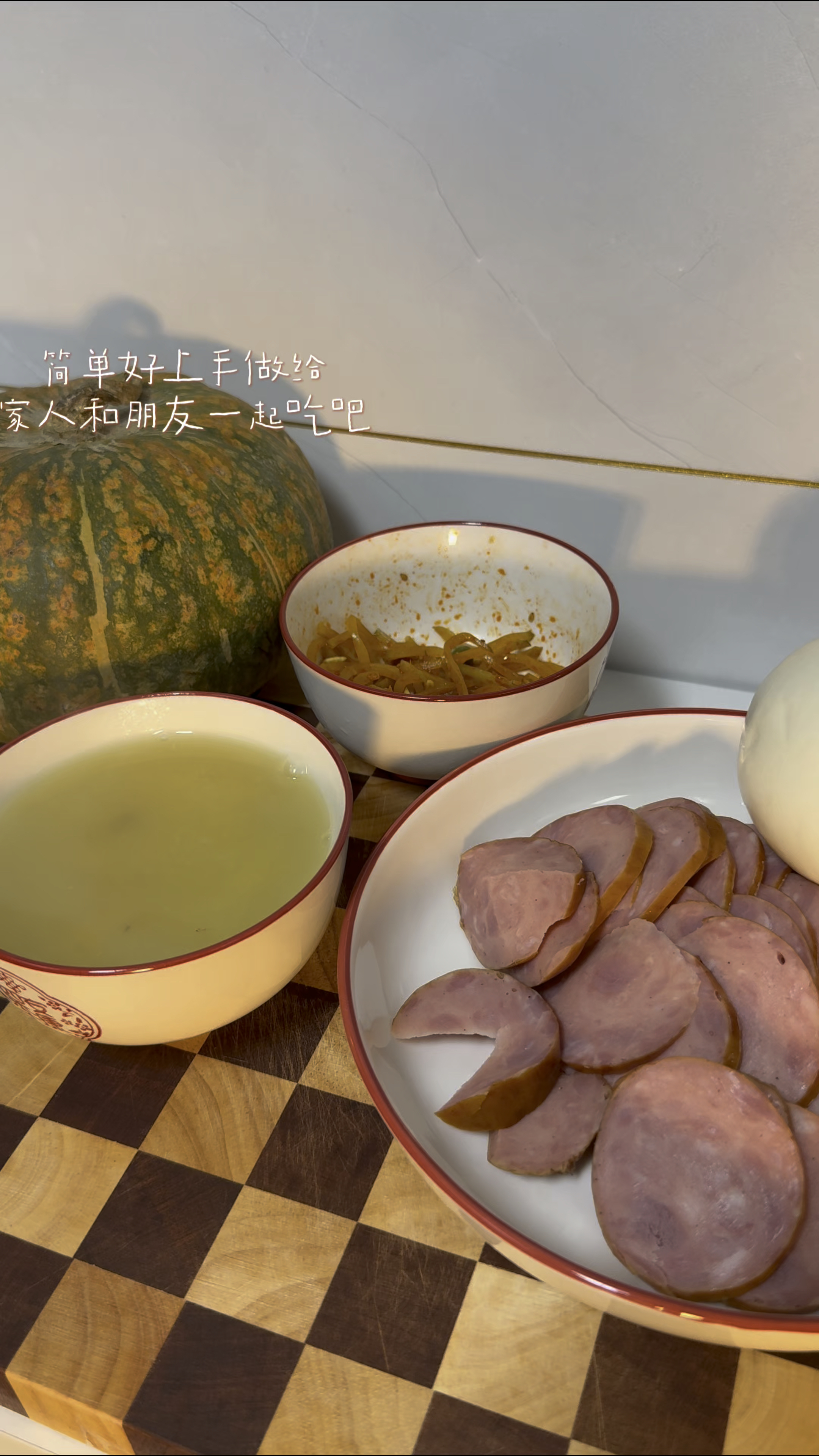经典中式搭配:红薯小米稀饭配香肠咸菜,暖胃又管饱!