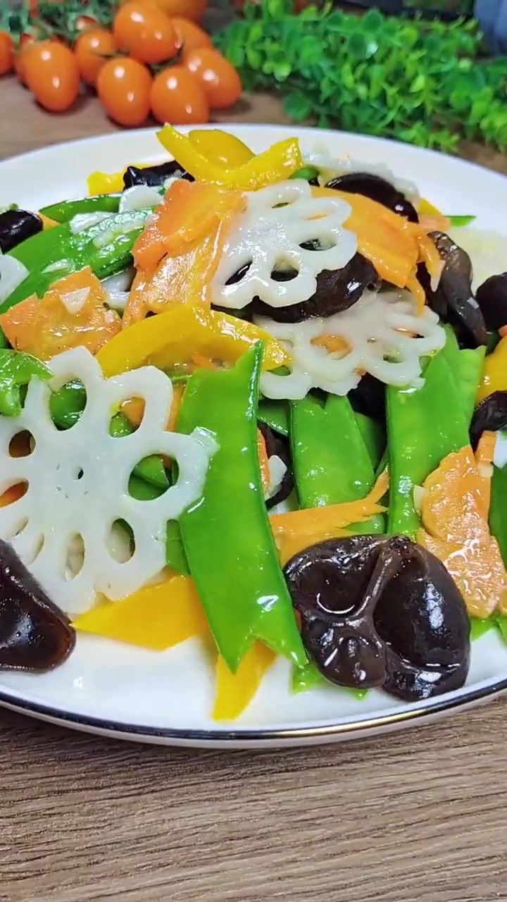 年夜饭第二十道菜荷塘小炒颜色漂亮营养丰富!