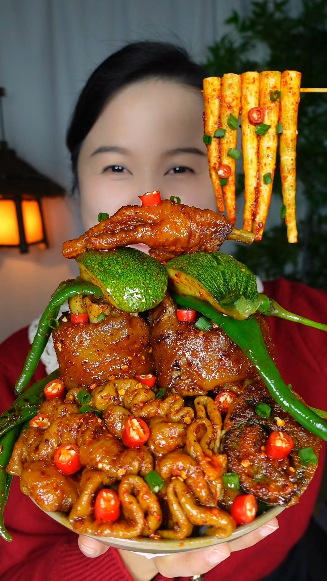 开饭啦!今天的下饭菜是辣炒肥肠、红烧猪蹄、香辣笋子,太好吃了