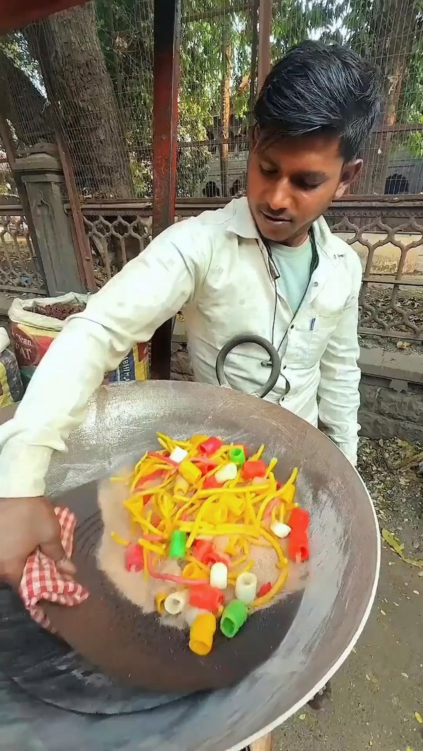 海外:印度三哥路边摊制作虾条和虾片小吃美食,看看就知道