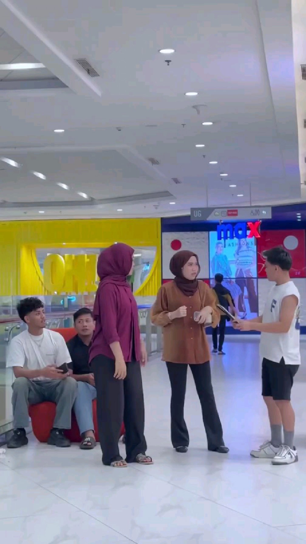 海外:大神商场走路被美女打一巴掌合拍表情包真会玩,演技搞笑视频