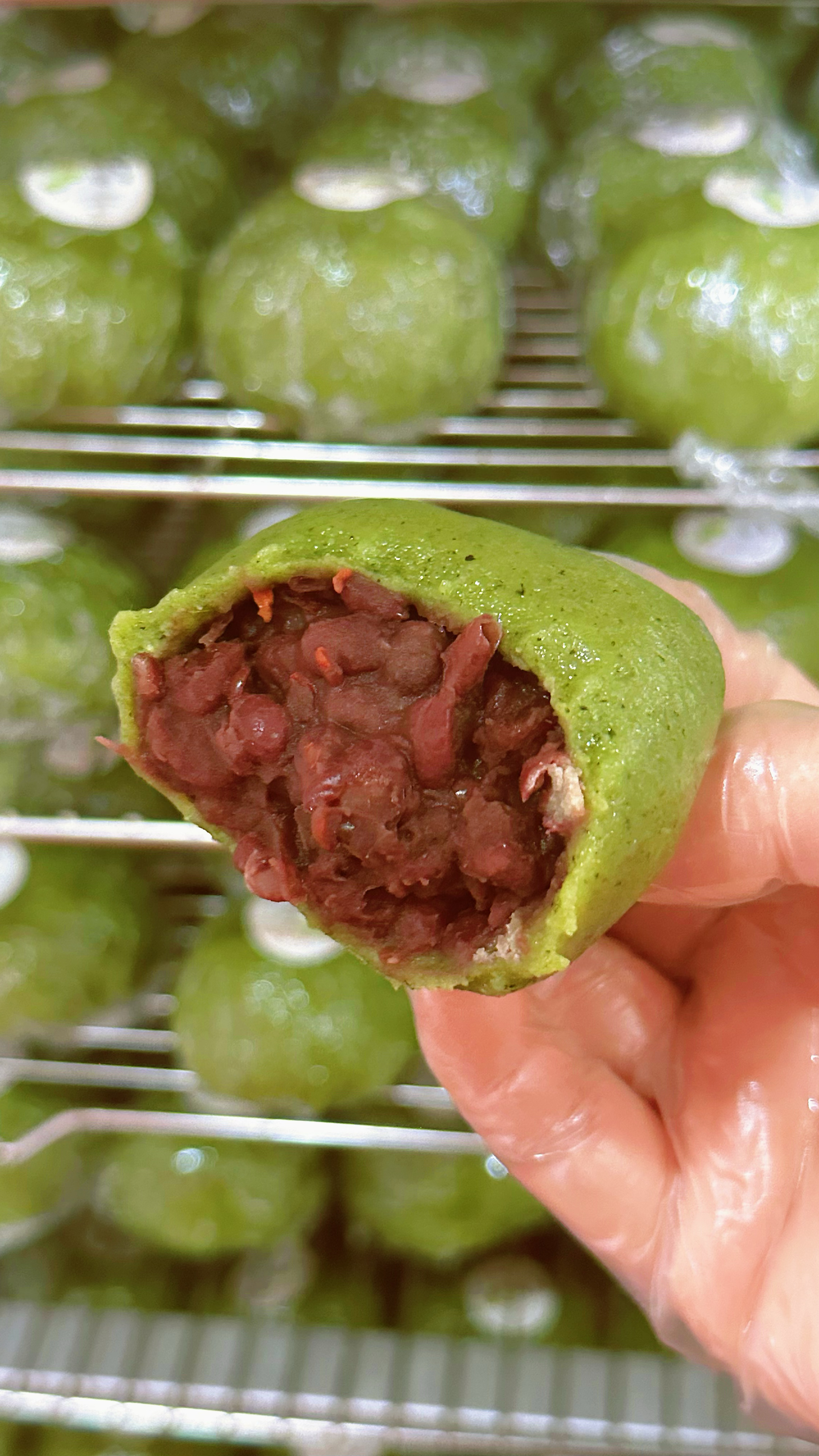 绵密带有颗粒感的豆沙,能吃到红豆本豆的耿直青团